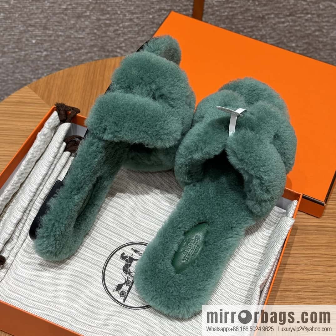 HERMES 181 Oran sandals, green/Green woolskin