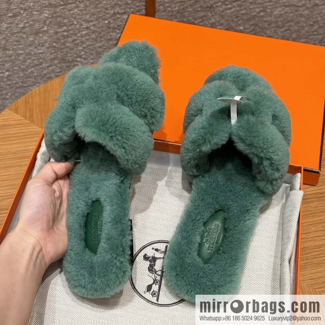 HERMES 181 Oran sandals, green/Green woolskin