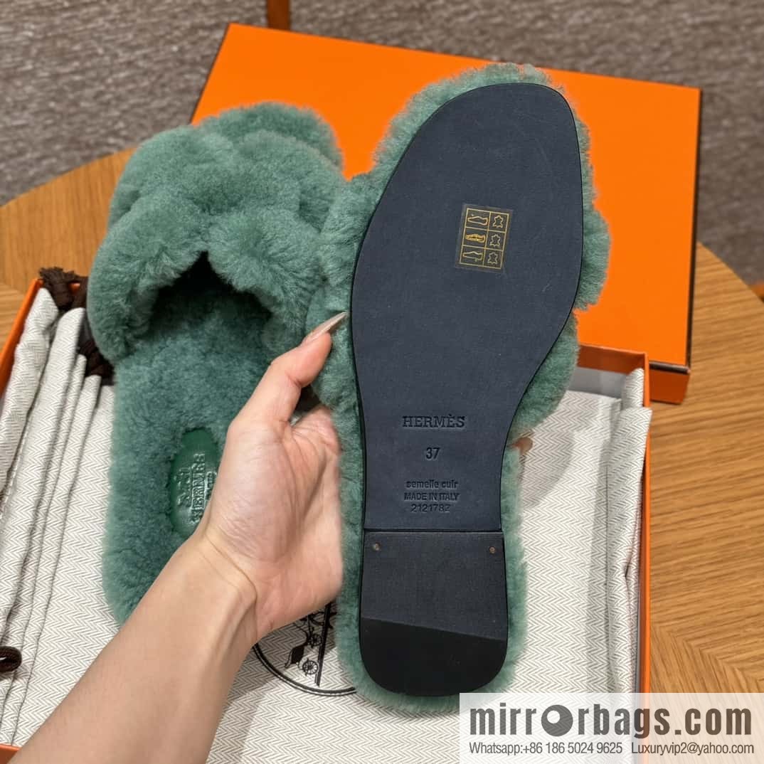HERMES 181 Oran sandals, green/Green woolskin