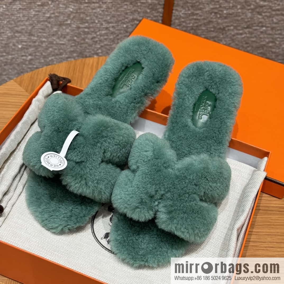 HERMES 181 Oran sandals, green/Green woolskin