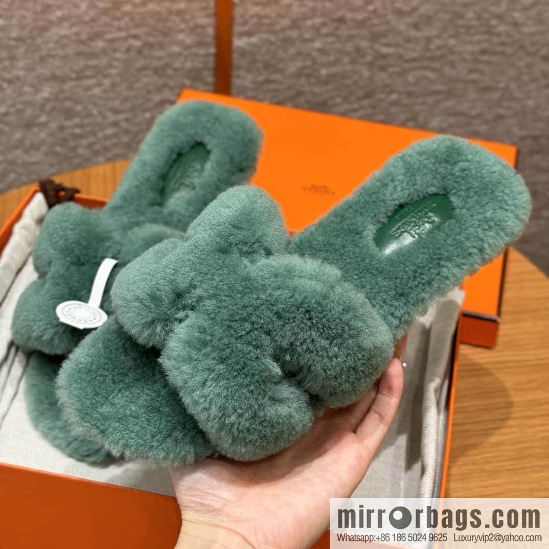 HERMES 181 Oran sandals, green/Green woolskin