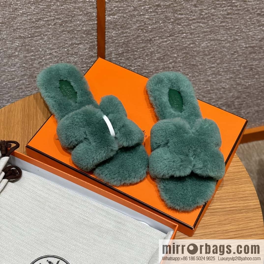 HERMES 181 Oran sandals, green/Green woolskin