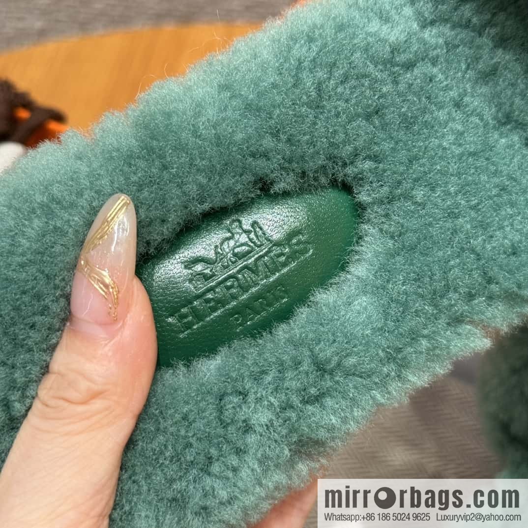 HERMES 181 Oran sandals, green/Green woolskin