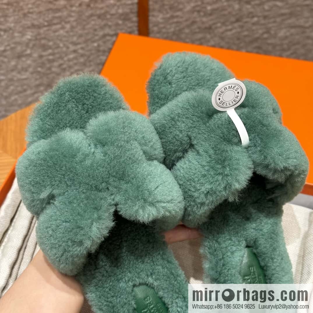 HERMES 181 Oran sandals, green/Green woolskin