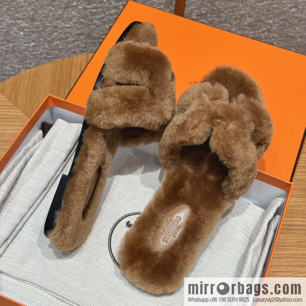 HERMES 181 Oran sandals, khaki/khaki wool/woolskin