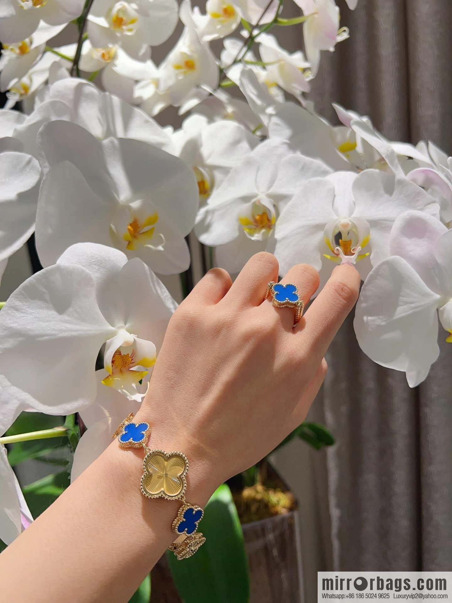 ❗️New product explosion ❗️ ☀️ Van Cleef & Arpels Vintage Alhambra flippable ring, blue agate on one side and engraved flower on the other side ☀️