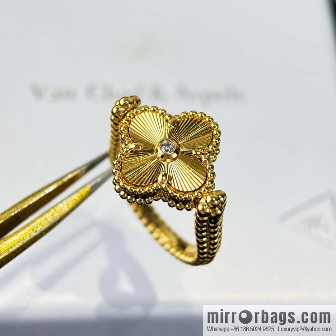❗️New product explosion ❗️ ☀️ Van Cleef & Arpels Vintage Alhambra flippable ring, blue agate on one side and engraved flower on the other side ☀️