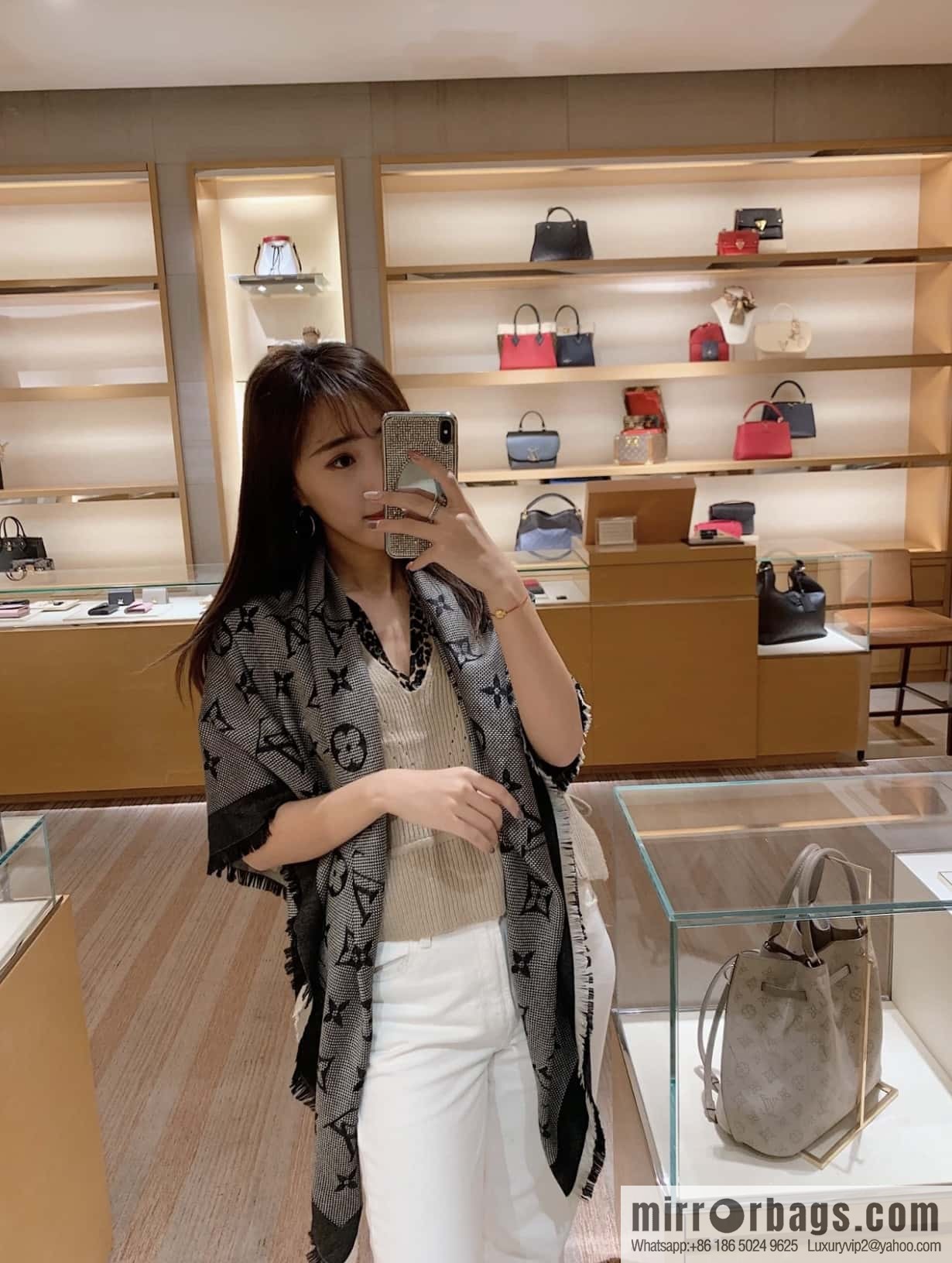 ๐๐จ๐ฎ๐ข๐ฌ ๐ฏ๐ฎ๐ข๐ญ๐ญ๐จ๐งโใ NEO NATรMONOGRAM Shawl ๐ณ M73677