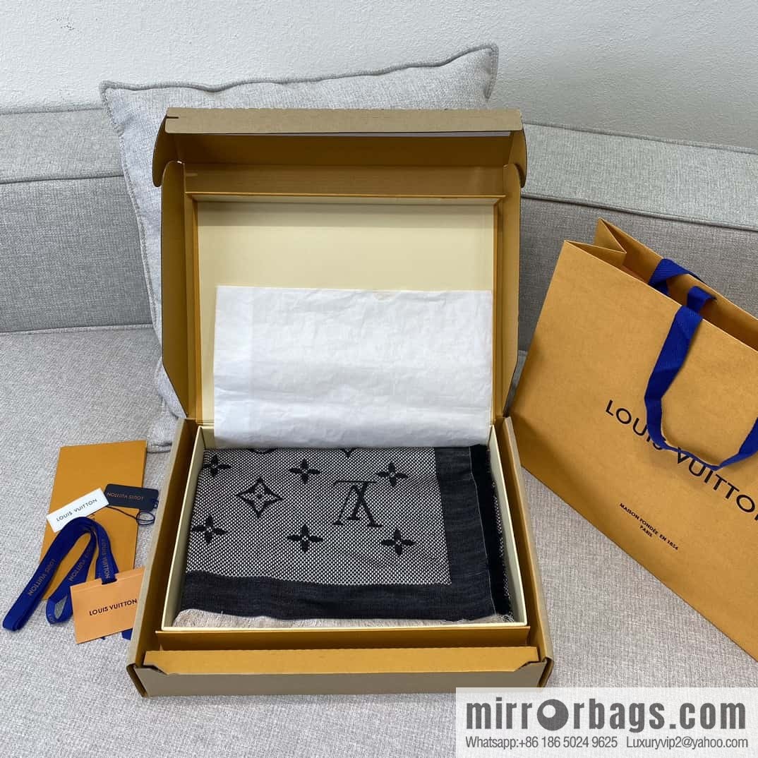 ๐๐จ๐ฎ๐ข๐ฌ ๐ฏ๐ฎ๐ข๐ญ๐ญ๐จ๐งโใ NEO NATรMONOGRAM Shawl ๐ณ M73677