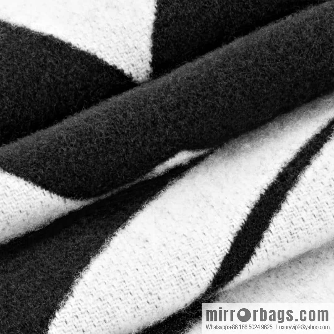 ๐๐จ๐ฎ๐ข๐ฌ ๐ฏ๐ฎ๐ข๐ญ๐ญ๐จ๐ง ใ lock shawl code M92855 synchronized item number ๐ black