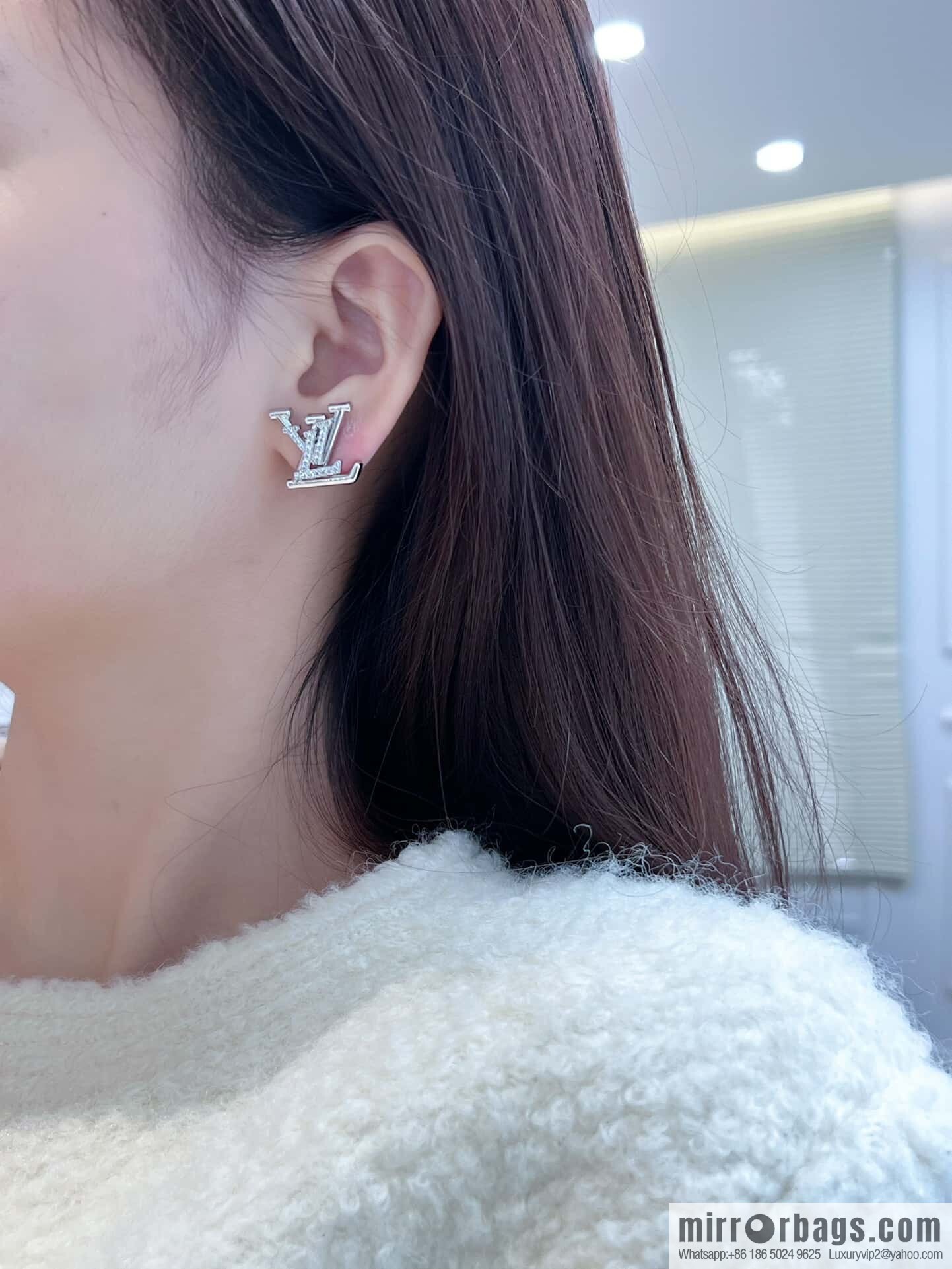 ❗️New ❗️ ☀ Louis Vuitton LV full diamond letter stud earrings ☀