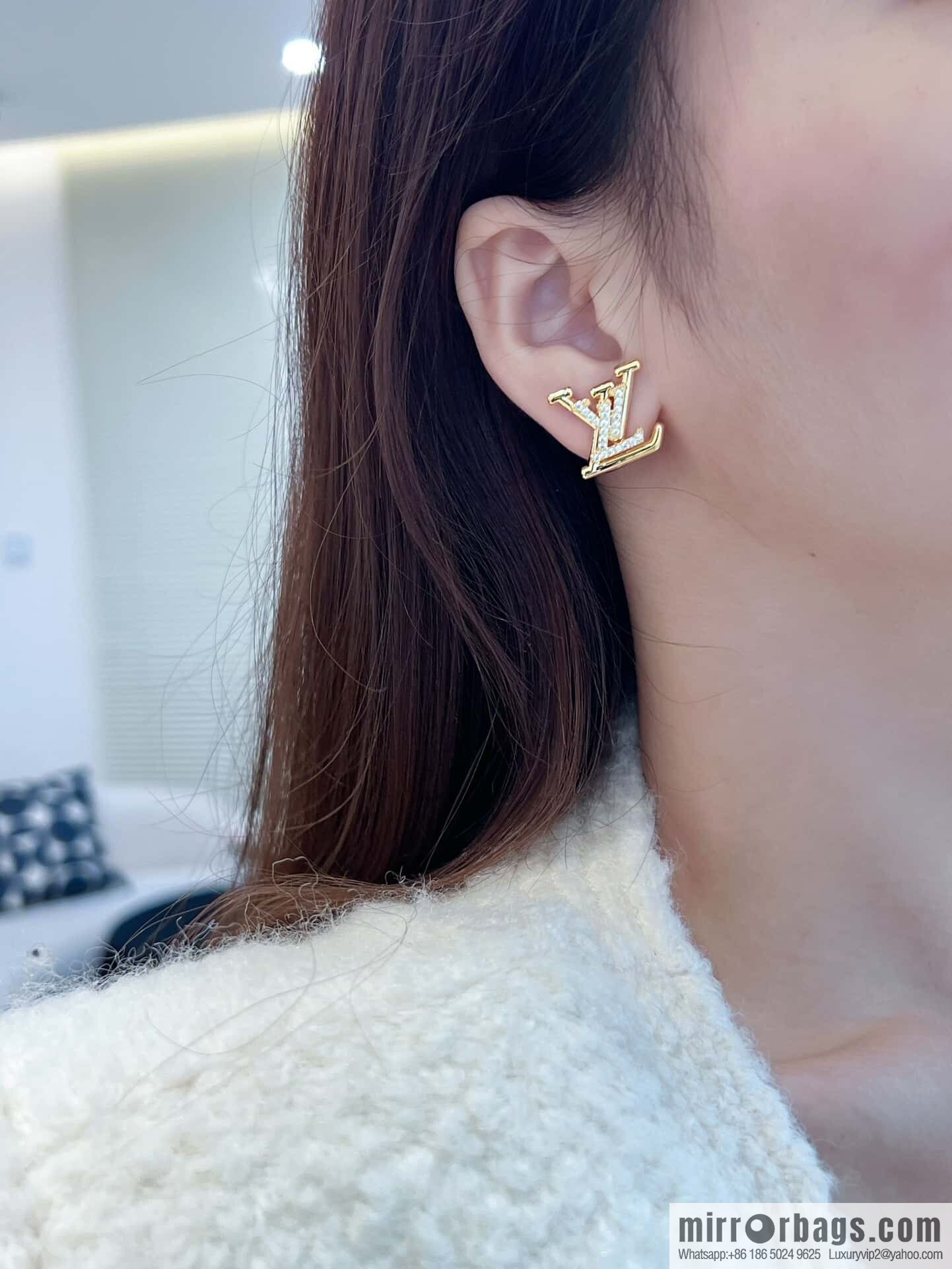 ❗️New ❗️ ☀ Louis Vuitton LV full diamond letter stud earrings ☀