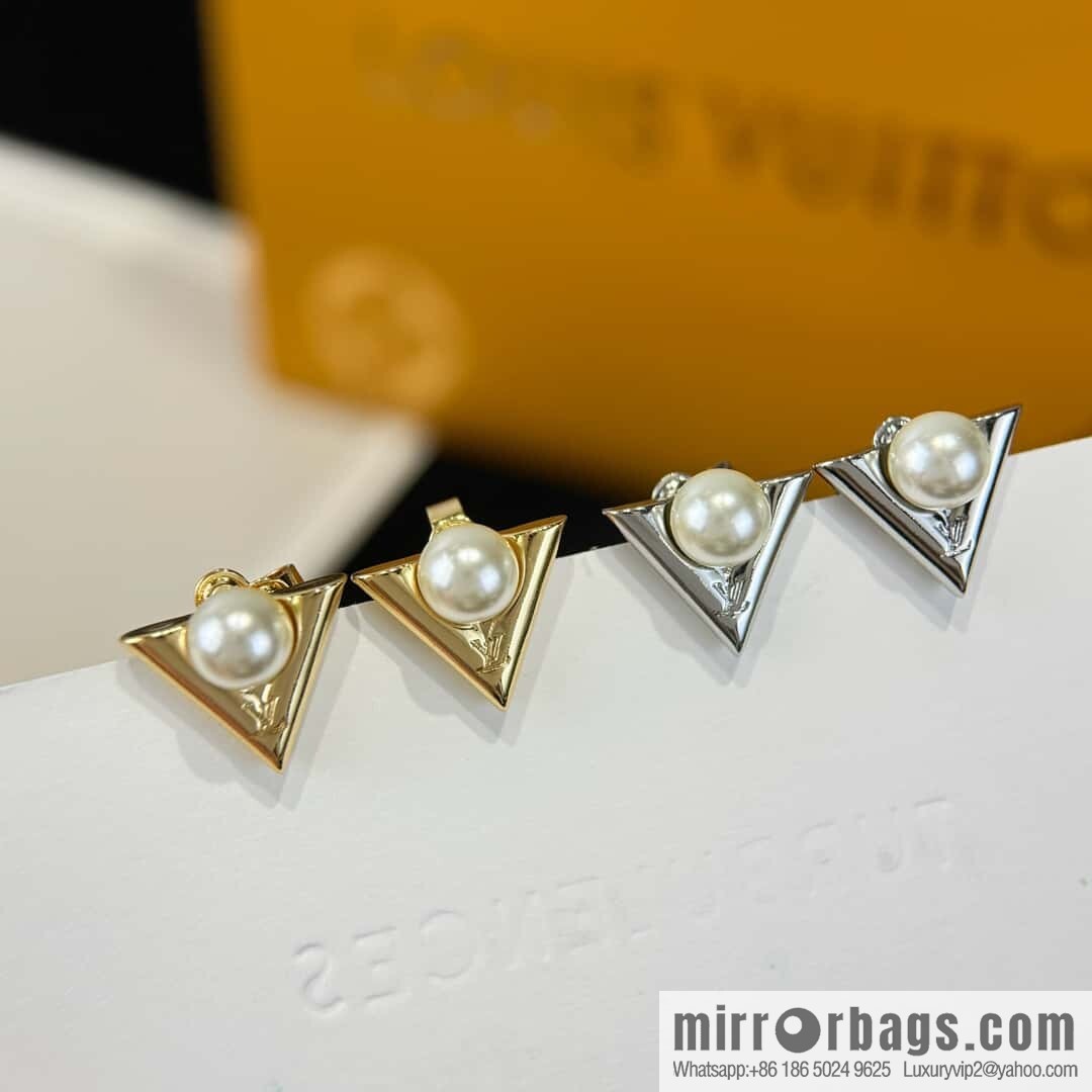 ❗️New ❗️ ☀ Louis Vuitton LV letter V pearl stud earrings ☀