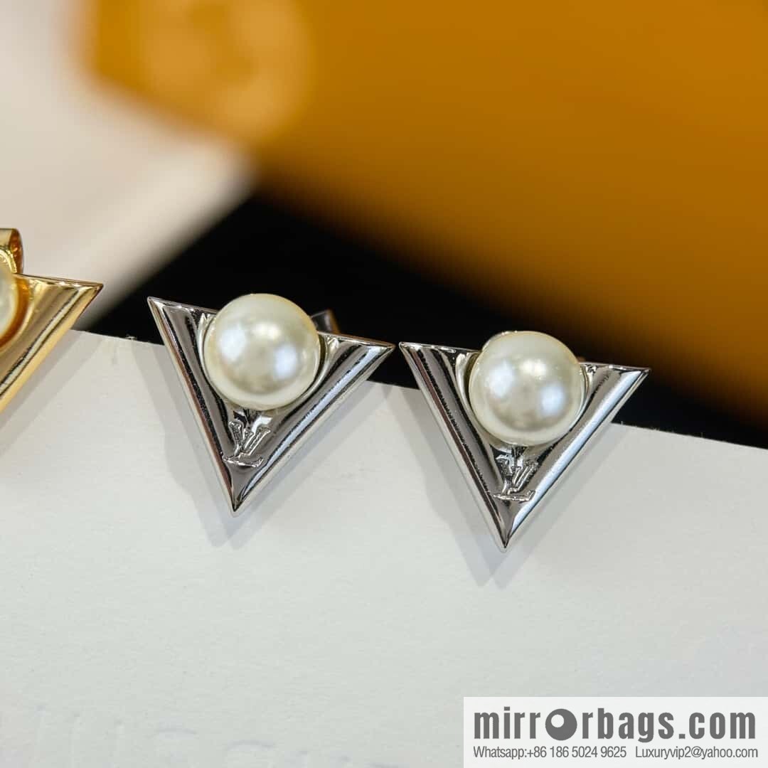 ❗️New ❗️ ☀ Louis Vuitton LV letter V pearl stud earrings ☀