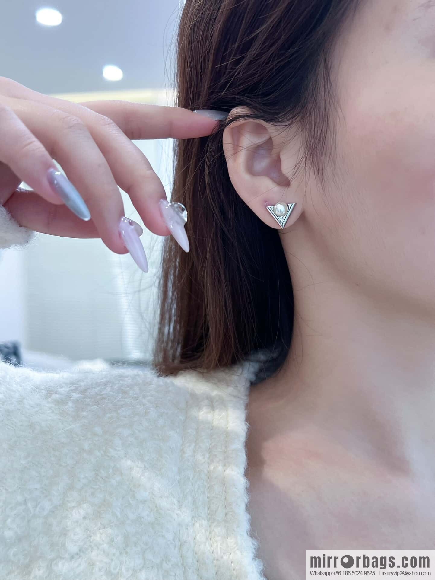 ❗️New ❗️ ☀ Louis Vuitton LV letter V pearl stud earrings ☀