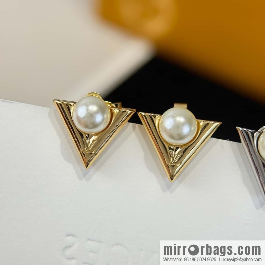 ❗️New ❗️ ☀ Louis Vuitton LV letter V pearl stud earrings ☀