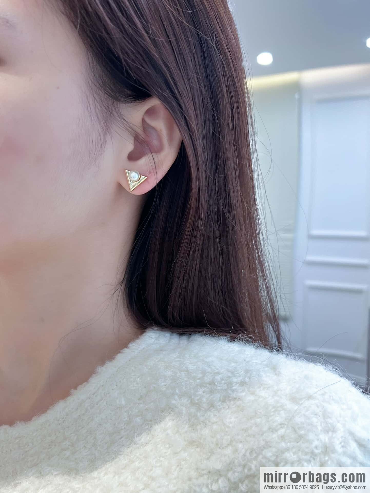 ❗️New ❗️ ☀ Louis Vuitton LV letter V pearl stud earrings ☀