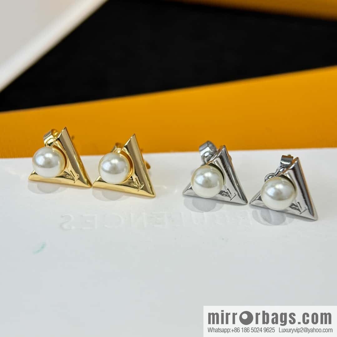 ❗️New ❗️ ☀ Louis Vuitton LV letter V pearl stud earrings ☀