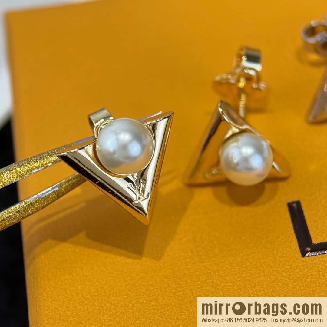 ❗️New ❗️ ☀ Louis Vuitton LV letter V pearl stud earrings ☀