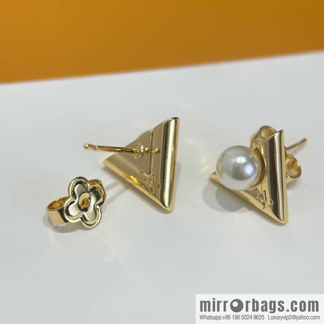 ❗️New ❗️ ☀ Louis Vuitton LV letter V pearl stud earrings ☀