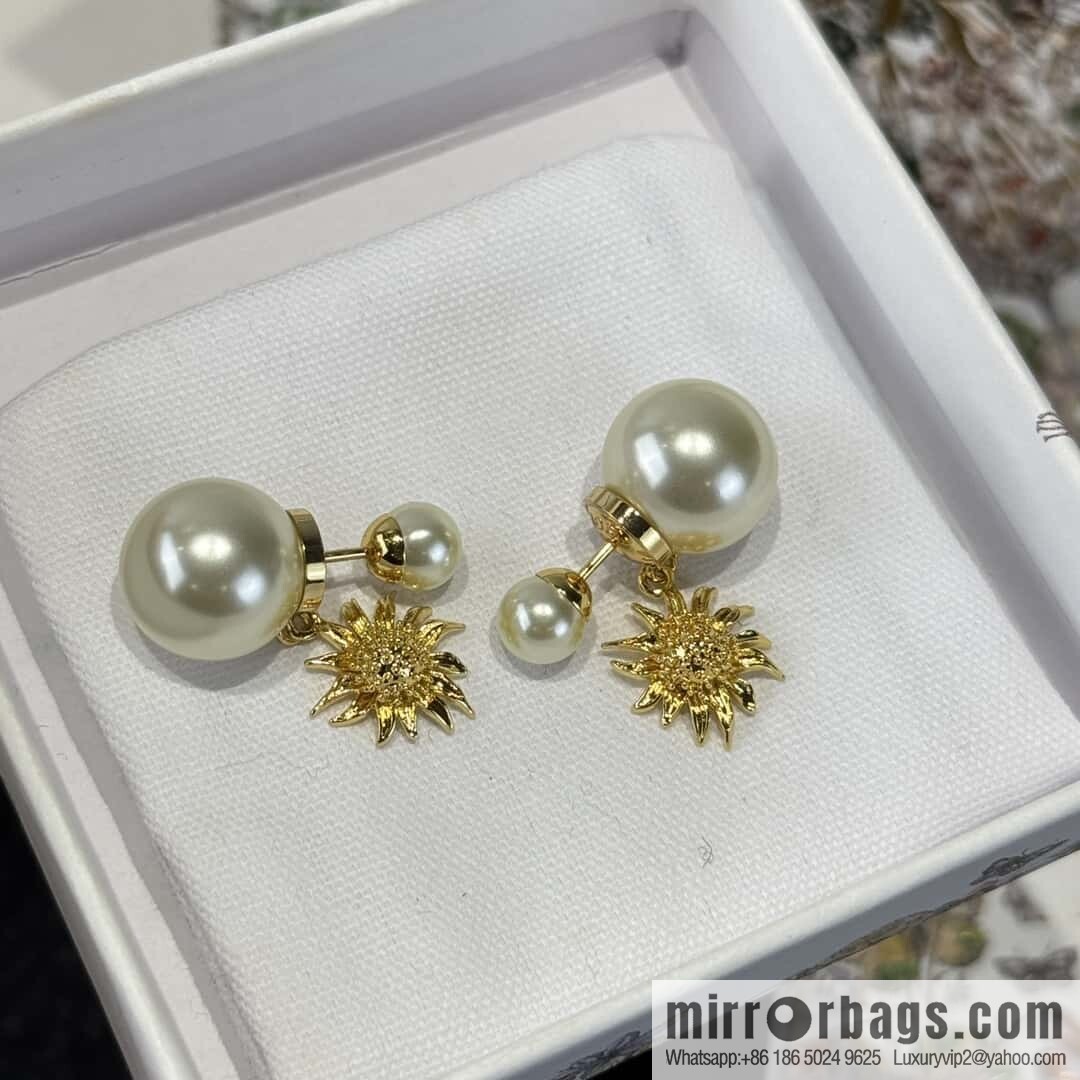 ❗️New ❗️☀️ New ☑️ Dior Dior pearl sunflower stud earrings ☀️