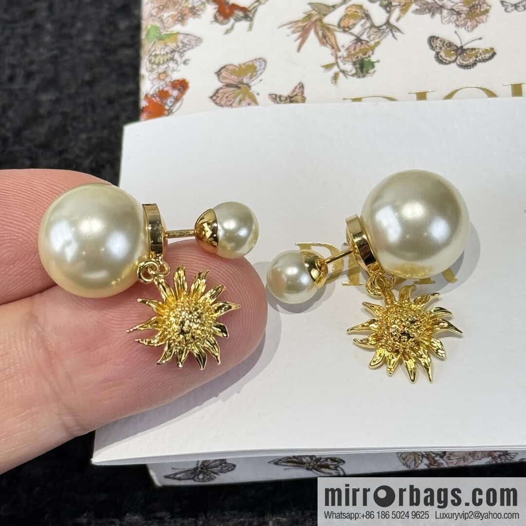 ❗️New ❗️☀️ New ☑️ Dior Dior pearl sunflower stud earrings ☀️