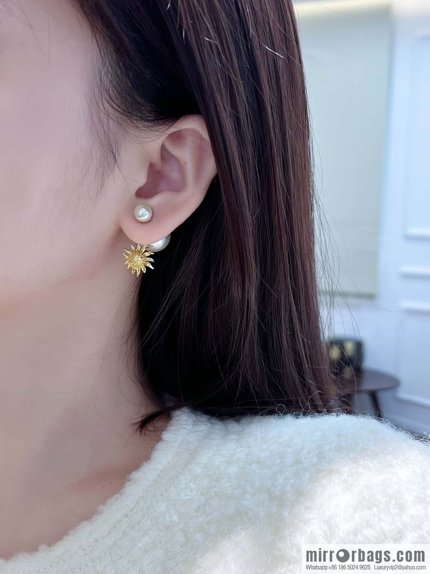 ❗️New ❗️☀️ New ☑️ Dior Dior pearl sunflower stud earrings ☀️