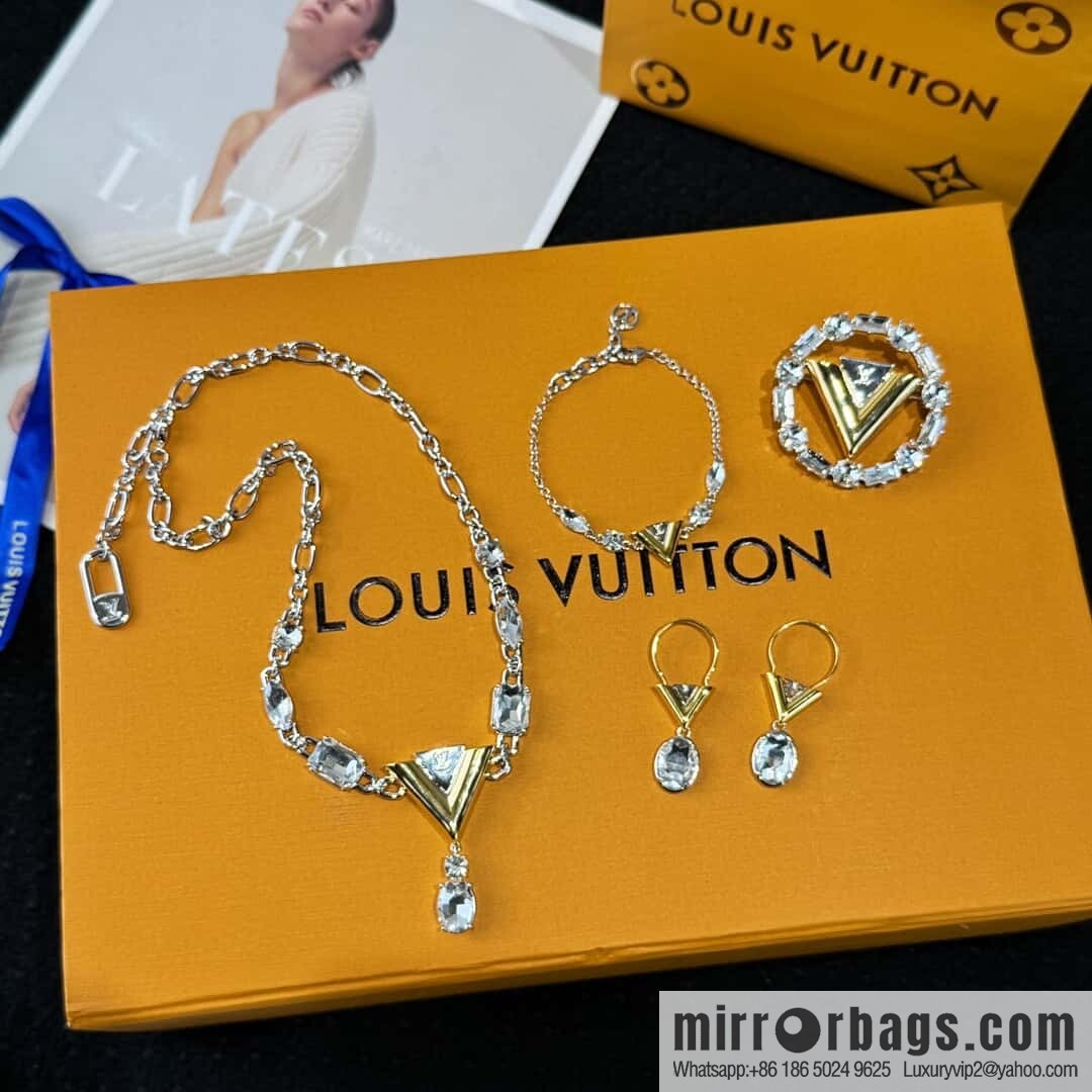 ❗️New ❗️ ☀ Louis Vuitton V letter bracelet ☀