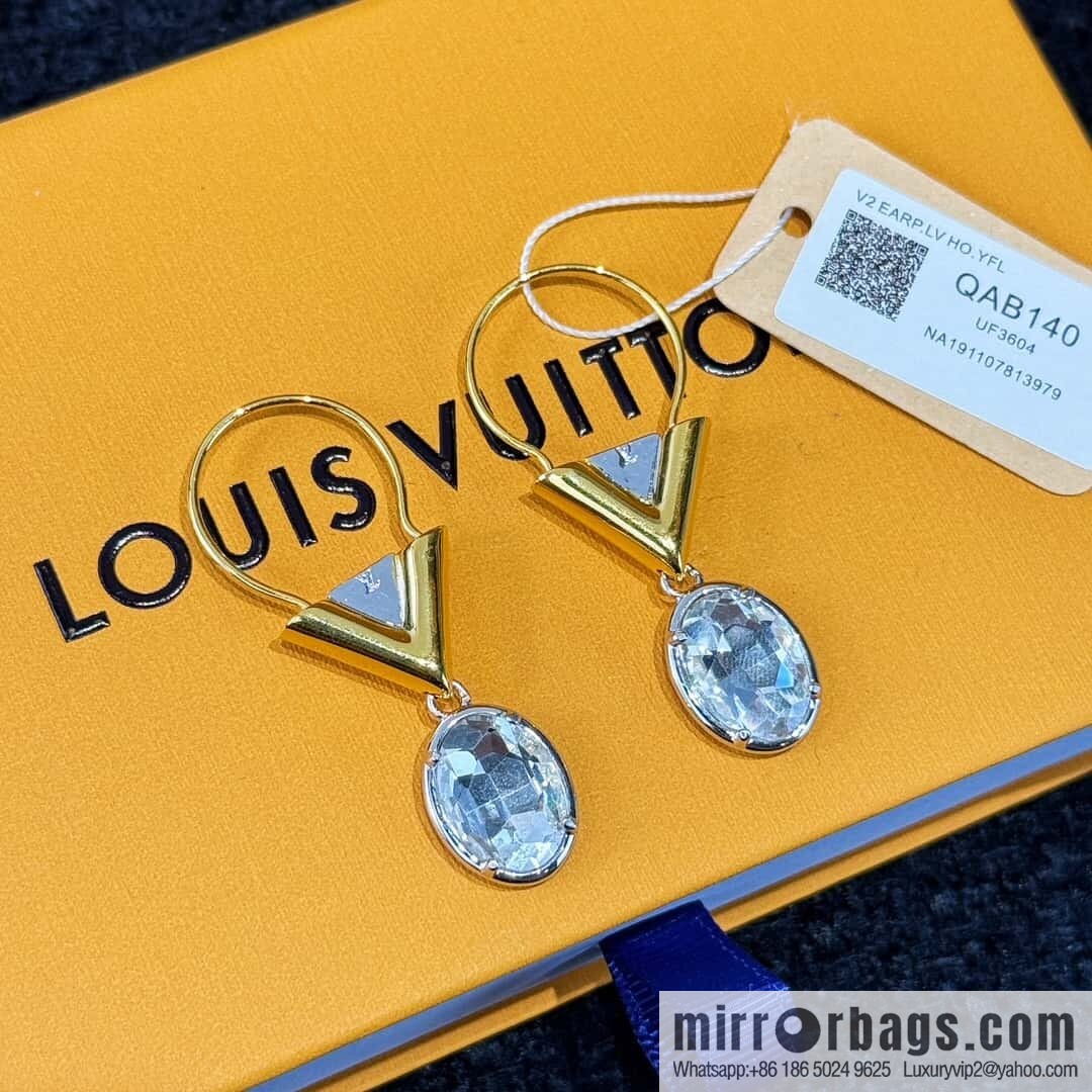 ❗️New ❗️ ☀ Louis Vuitton V letter stud earrings ☀