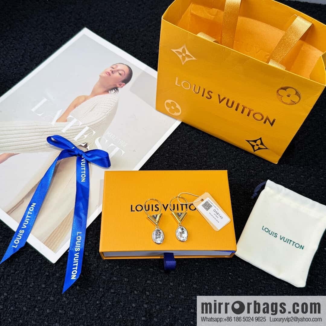 ❗️New ❗️ ☀ Louis Vuitton V letter stud earrings ☀