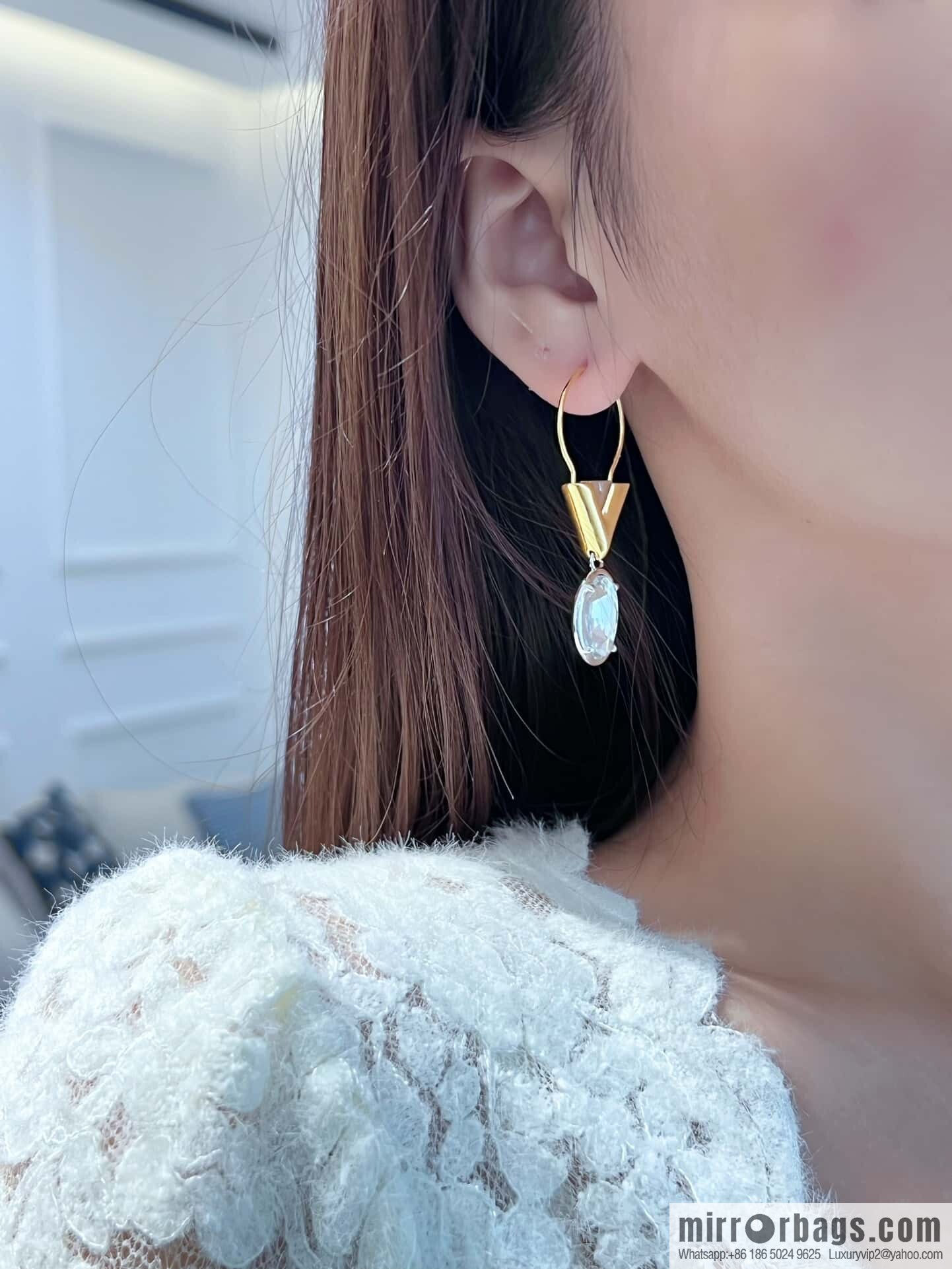 ❗️New ❗️ ☀ Louis Vuitton V letter stud earrings ☀