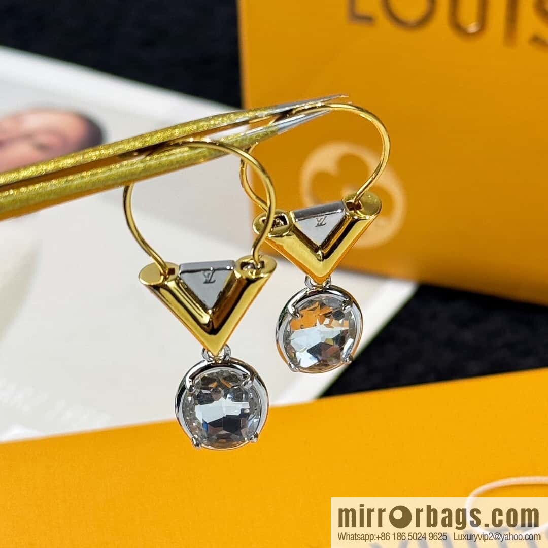 ❗️New ❗️ ☀ Louis Vuitton V letter stud earrings ☀