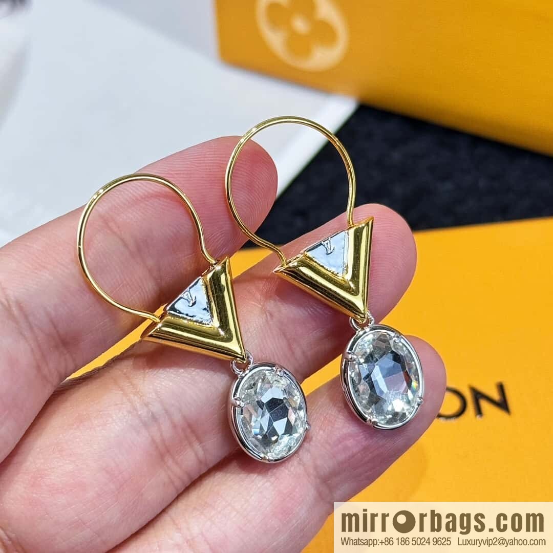 ❗️New ❗️ ☀ Louis Vuitton V letter stud earrings ☀