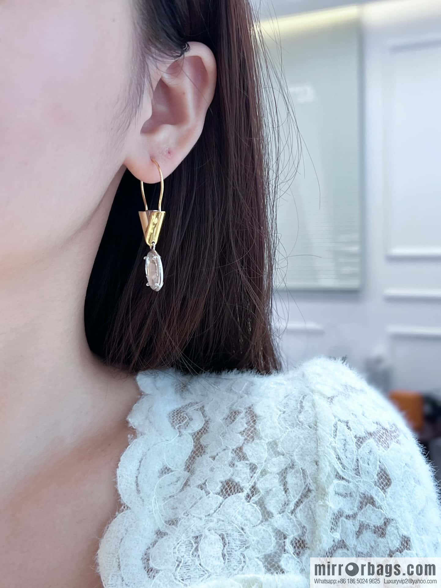 ❗️New ❗️ ☀ Louis Vuitton V letter stud earrings ☀
