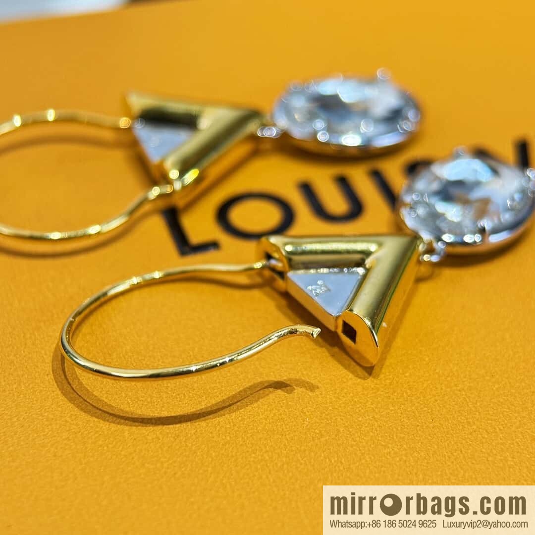 ❗️New ❗️ ☀ Louis Vuitton V letter stud earrings ☀