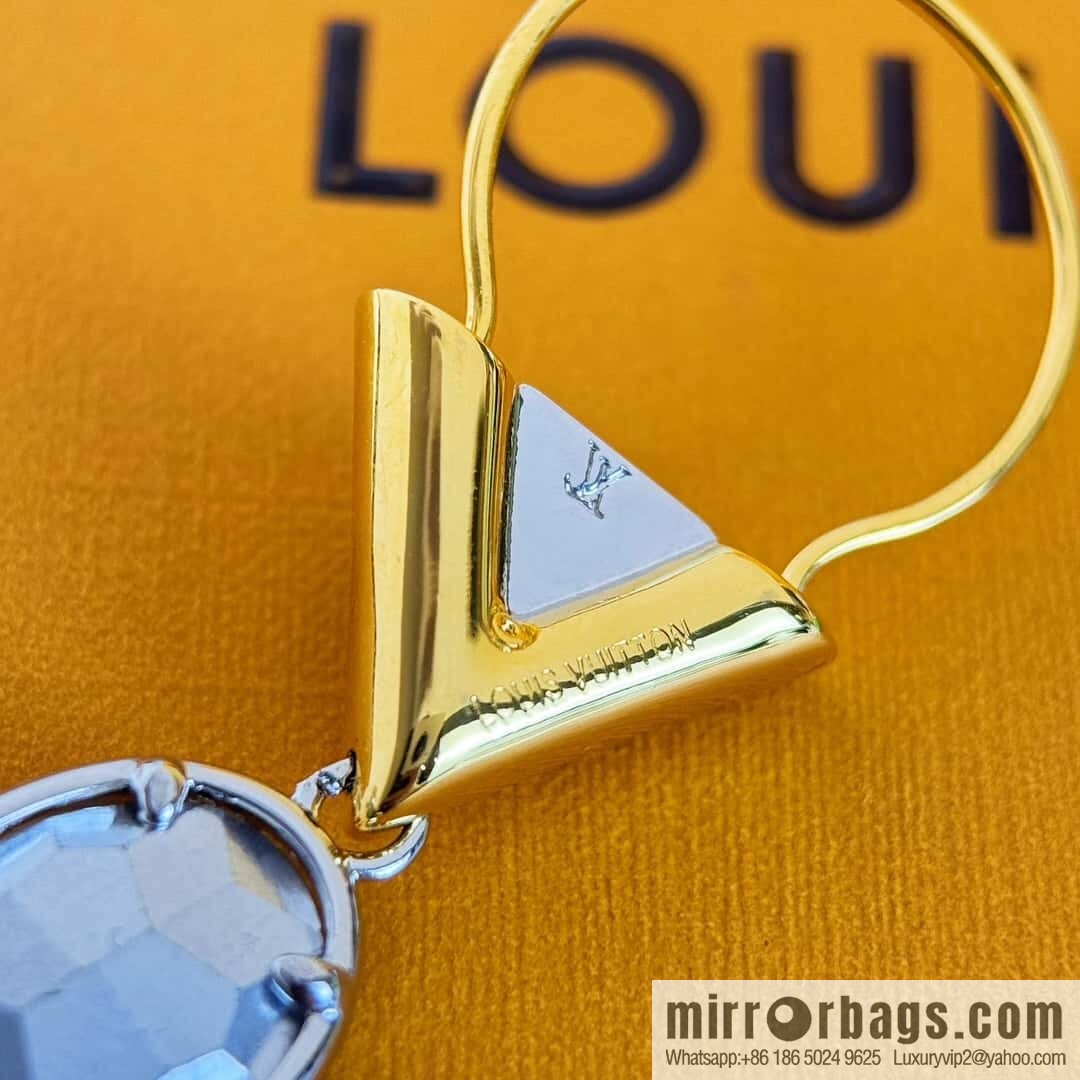 ❗️New ❗️ ☀ Louis Vuitton V letter stud earrings ☀