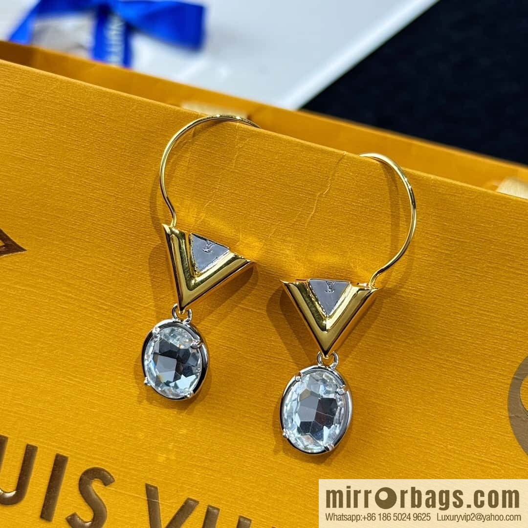 ❗️New ❗️ ☀ Louis Vuitton V letter stud earrings ☀