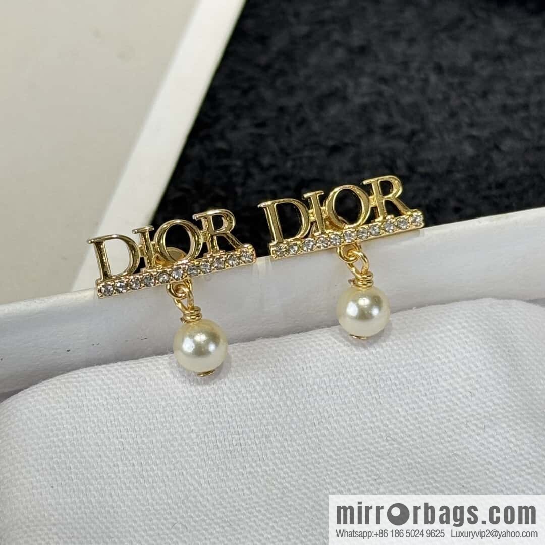 ❗️New ❗️☀️ New ☑️ Dior letter pearl stud earrings ☀️
