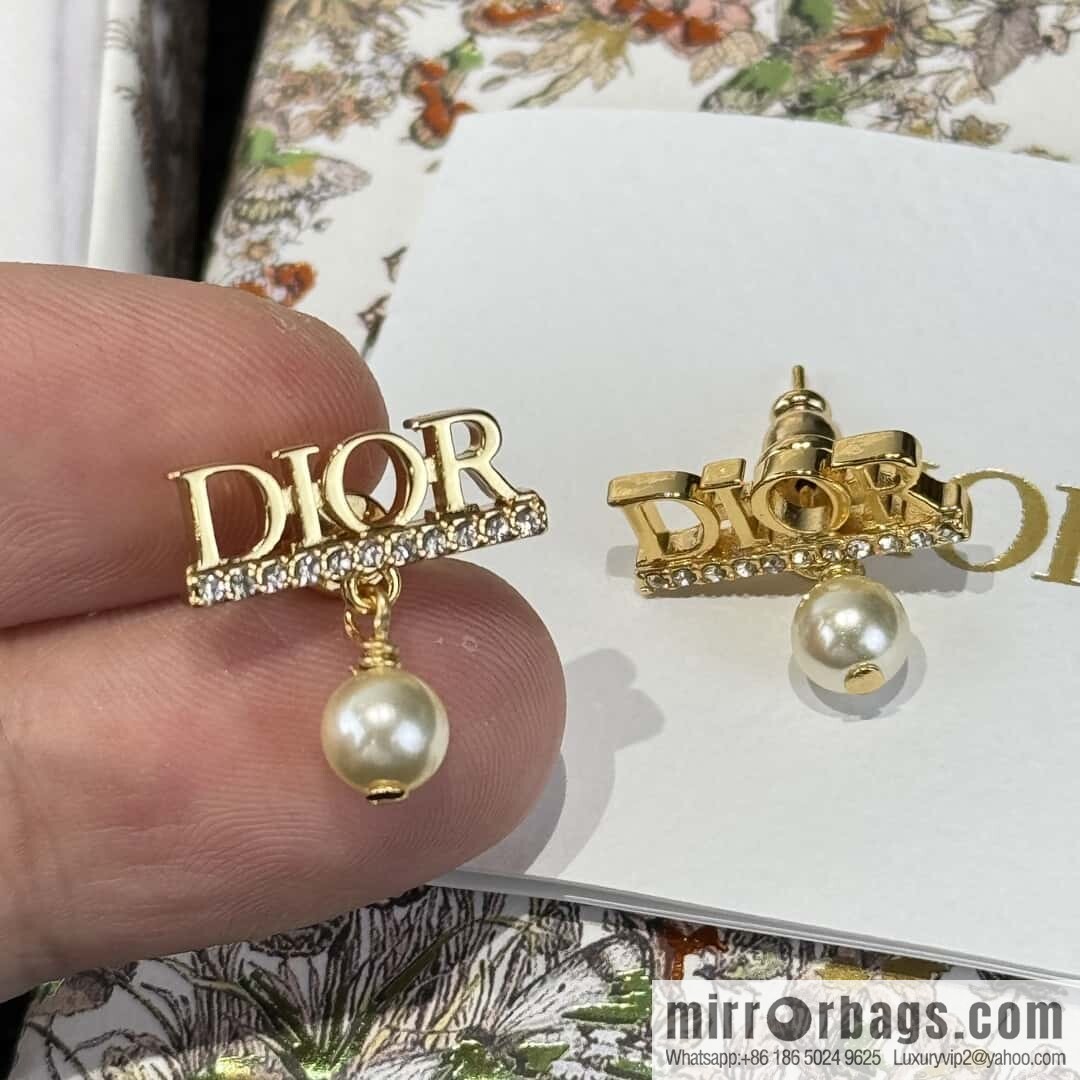 ❗️New ❗️☀️ New ☑️ Dior letter pearl stud earrings ☀️