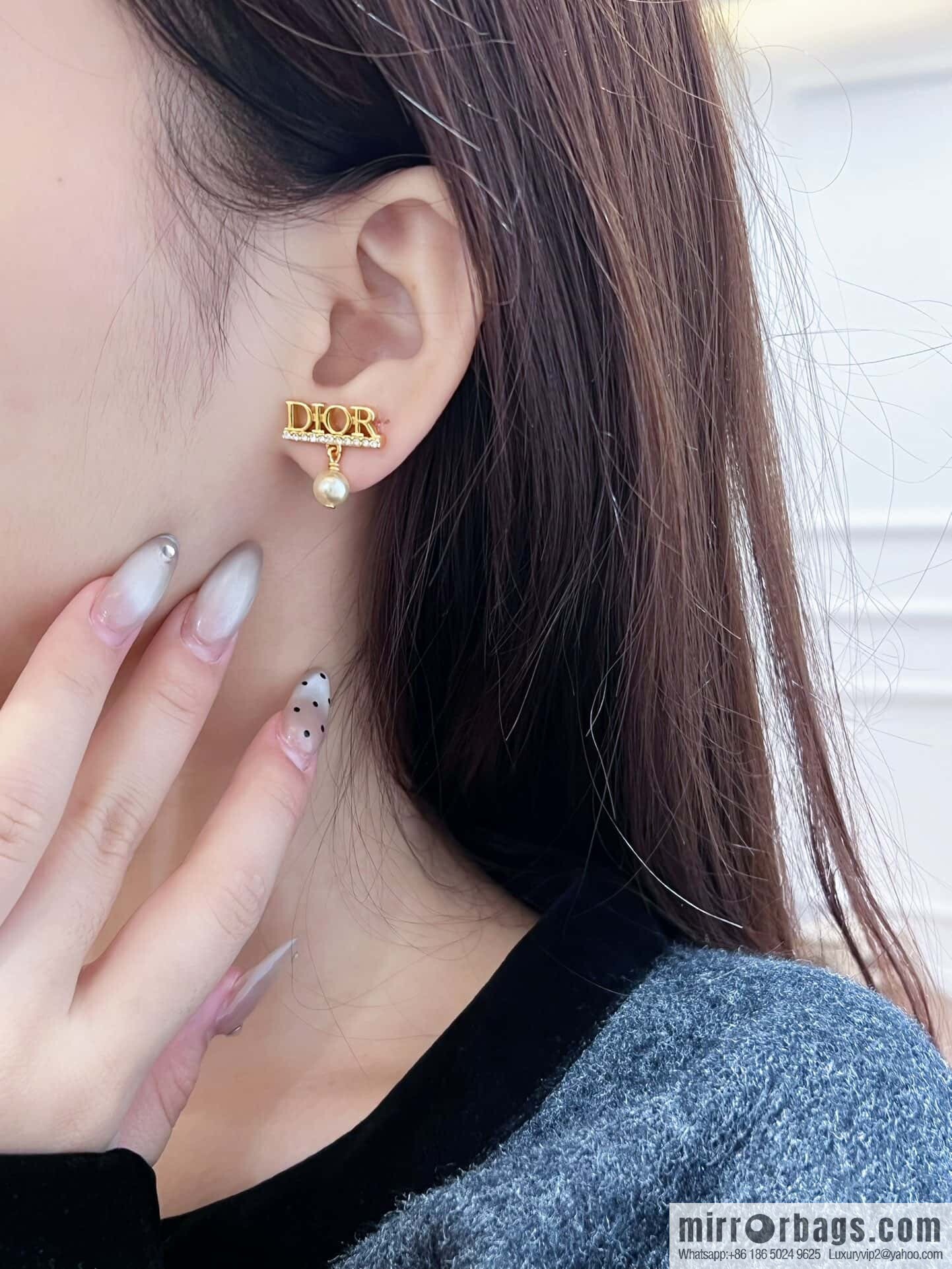❗️New ❗️☀️ New ☑️ Dior letter pearl stud earrings ☀️