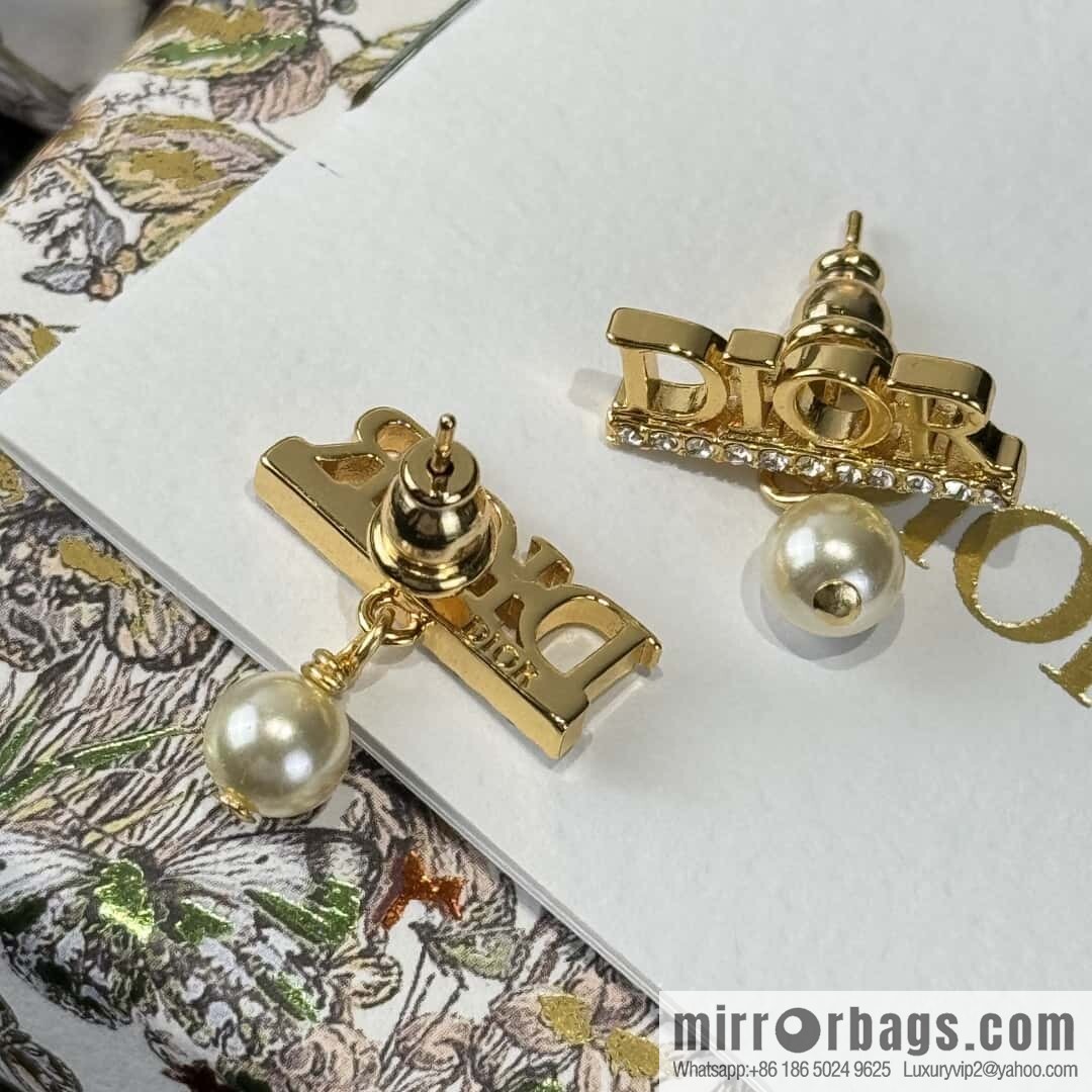 ❗️New ❗️☀️ New ☑️ Dior letter pearl stud earrings ☀️