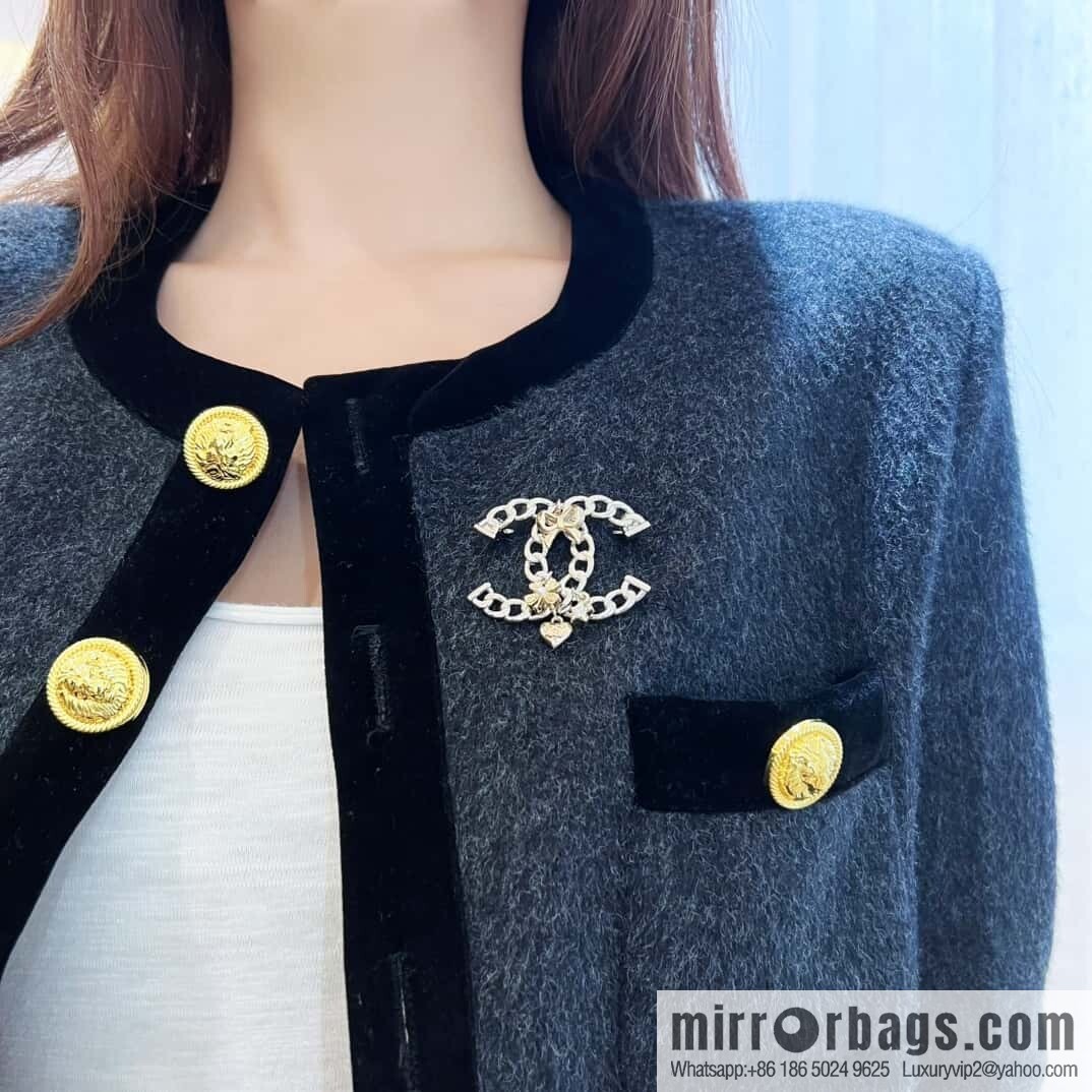 ❗️New ❗️☀️ New ☑️ Chanel Double C Hollow Twist Brooch ☀️