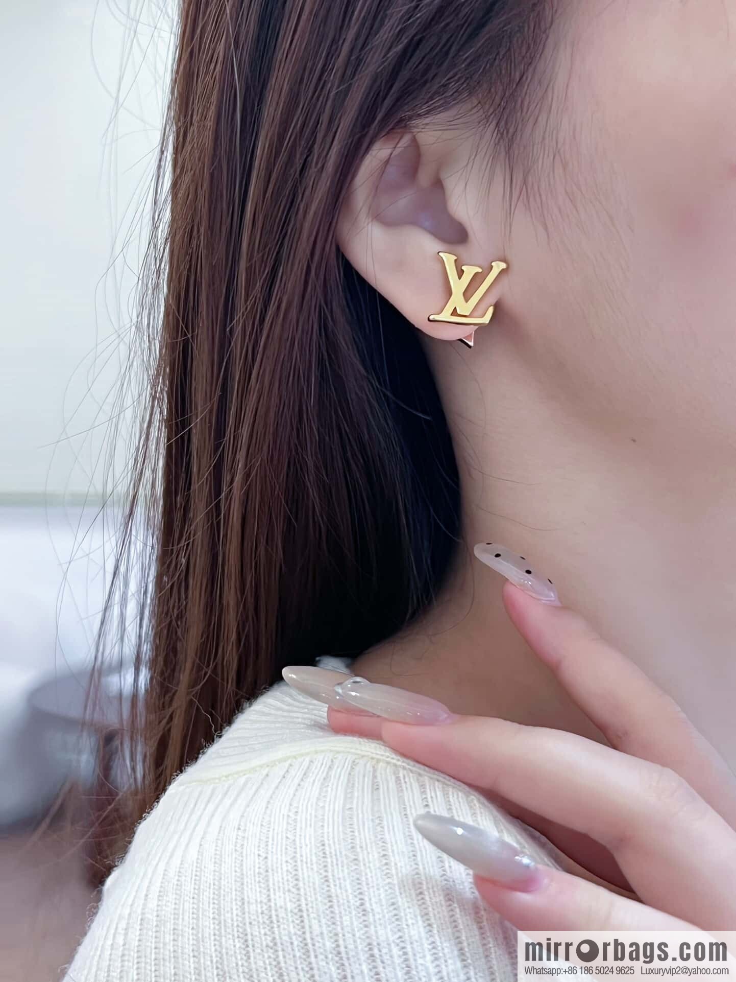 ❗️New ❗️ ☀ Original ☀ Louis Vuitton LV letter diamond stud earrings ☀