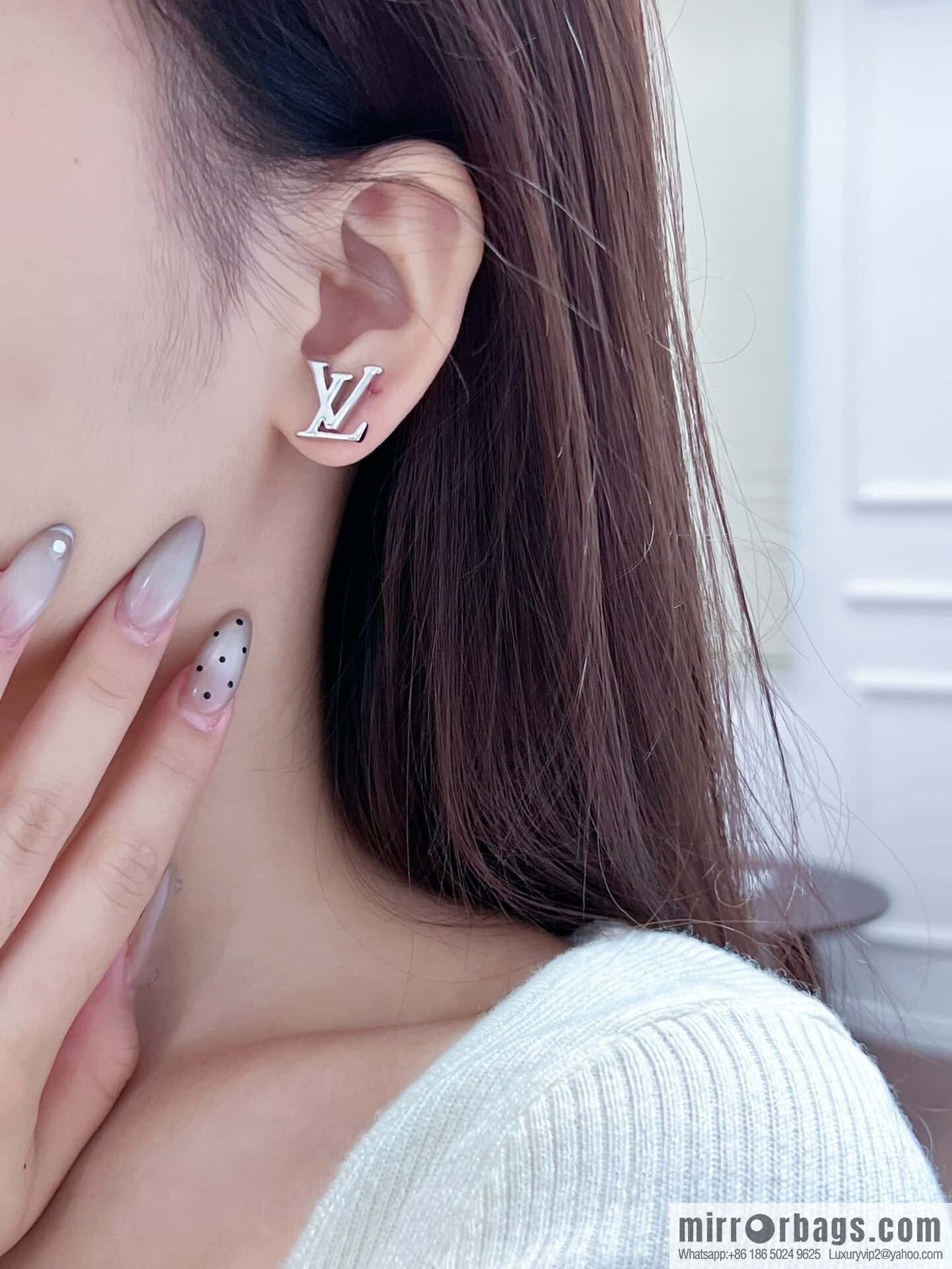 ❗️New ❗️ ☀ Original ☀ Louis Vuitton LV letter diamond stud earrings ☀