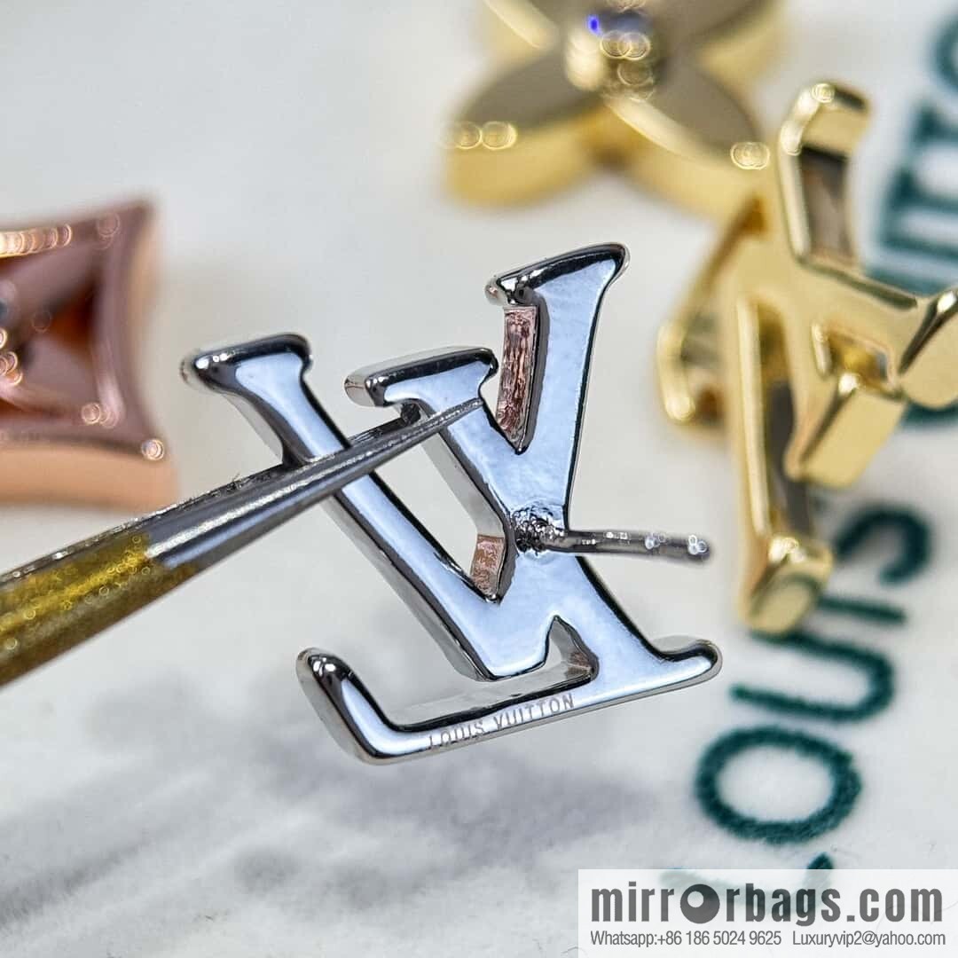 ❗️New ❗️ ☀ Original ☀ Louis Vuitton LV letter diamond stud earrings ☀