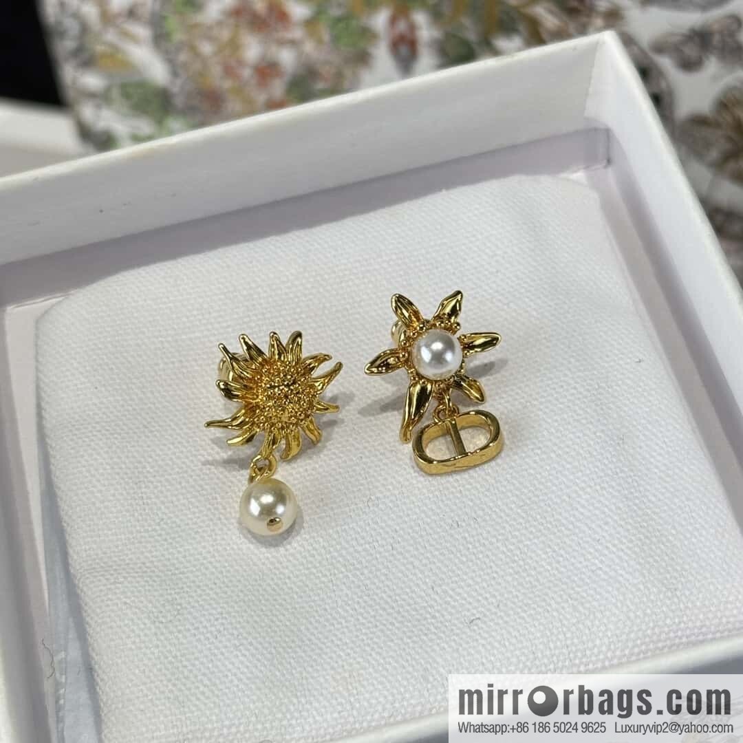 ❗️New ❗️☀️ New ☑️ Dior Pearl CD Sunflower Stud Earrings ☀️