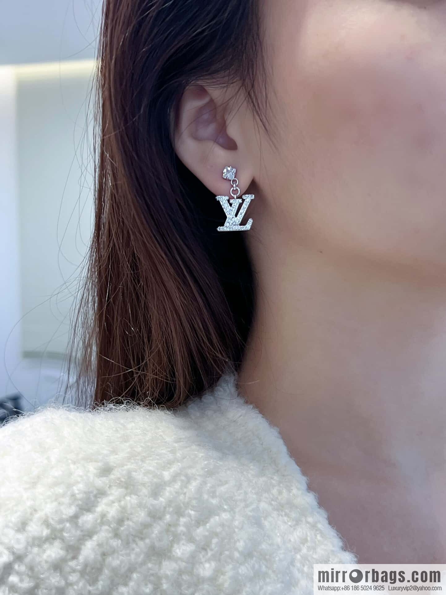 ❗️New ❗️ ☀ Original ☀ Louis Vuitton LV full diamond letter stud earrings ☀