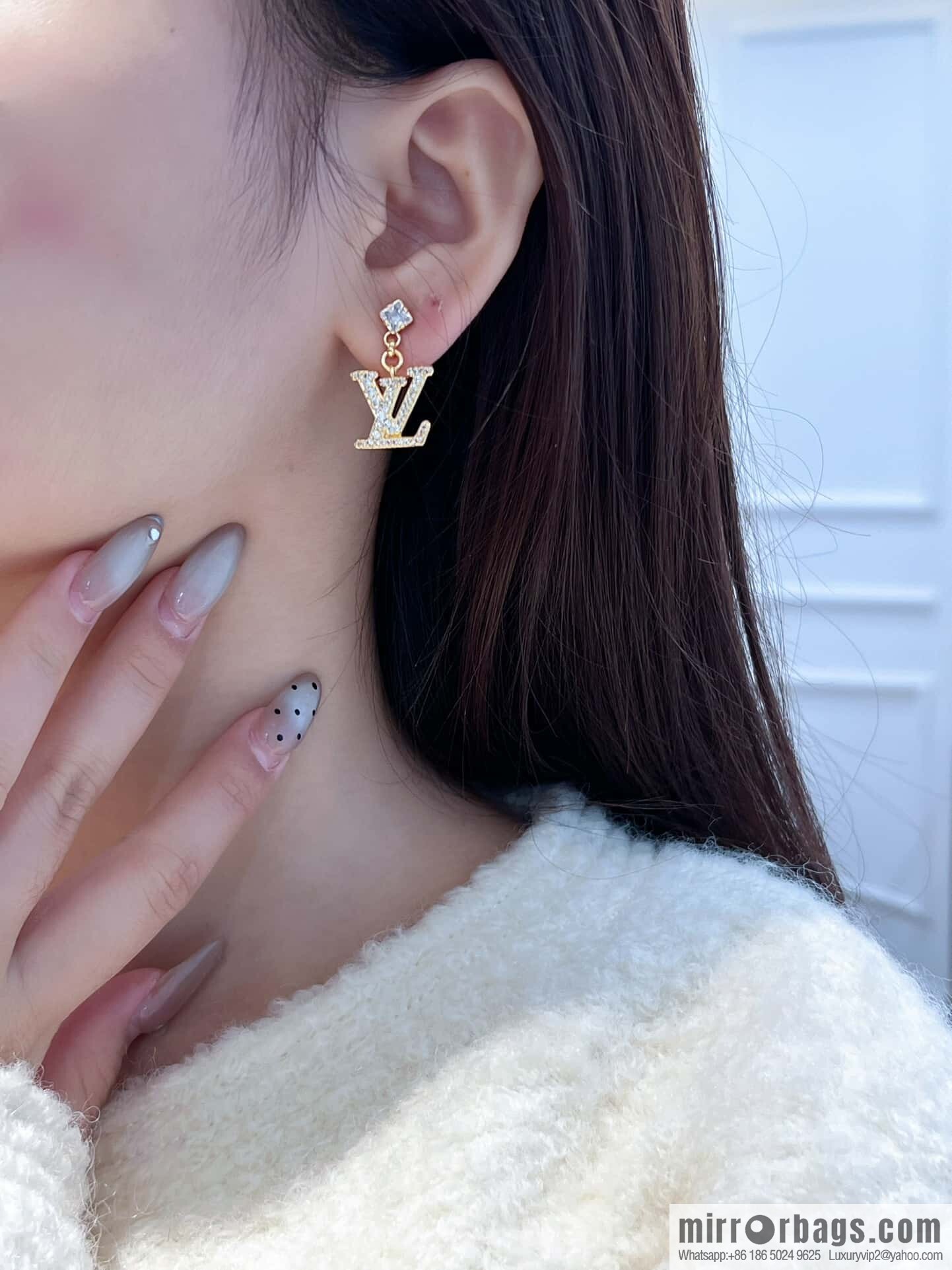 ❗️New ❗️ ☀ Original ☀ Louis Vuitton LV full diamond letter stud earrings ☀