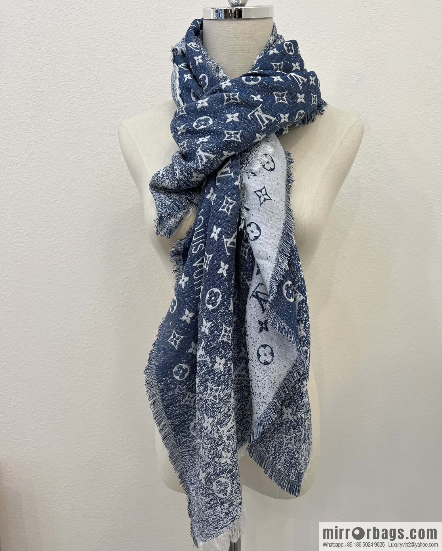 𝐋𝐨𝐮𝐢𝐬 𝐕𝐮𝐢𝐭𝐭𝐨ɴ• DenimGradient Shawl M77461