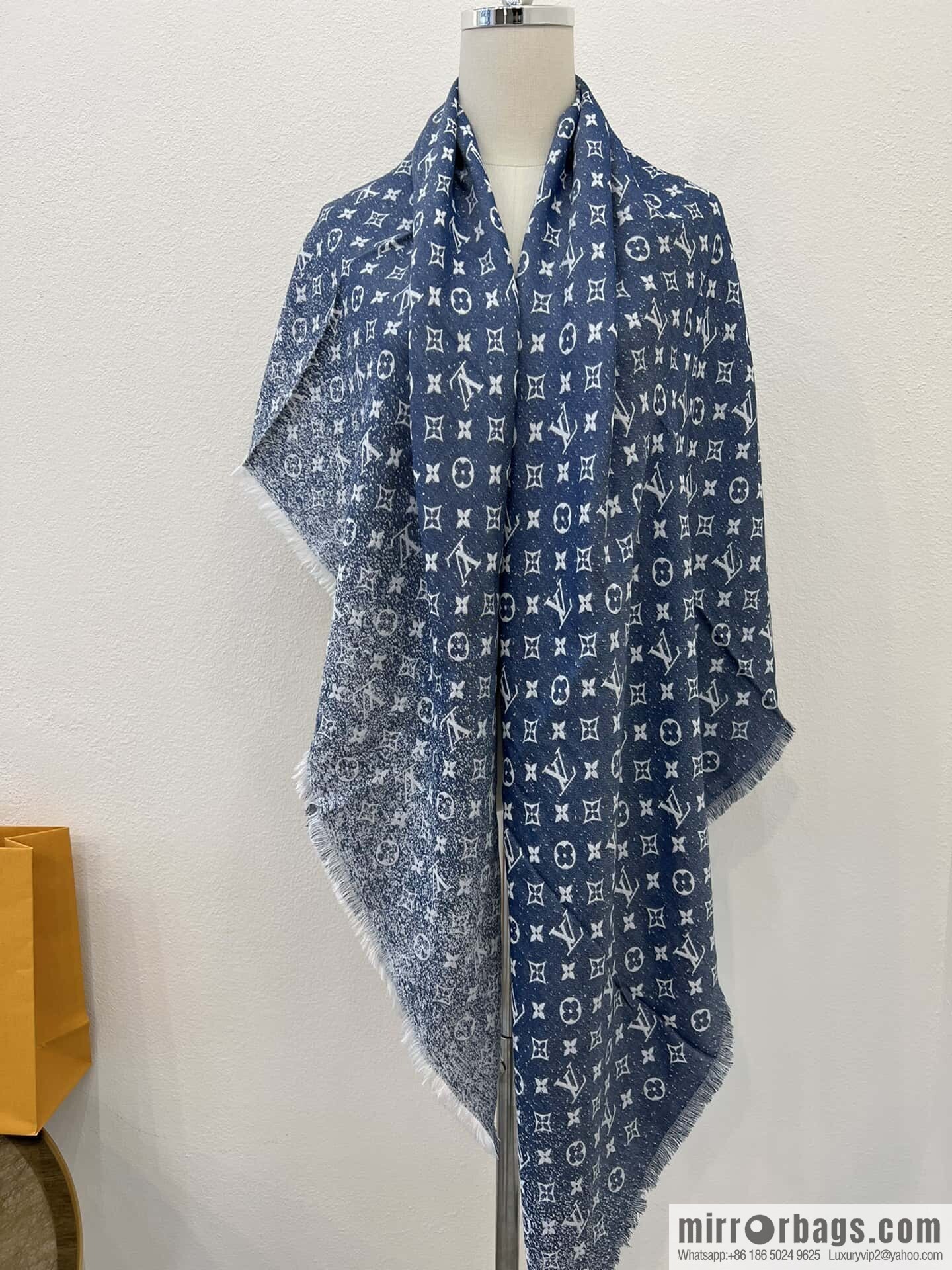 𝐋𝐨𝐮𝐢𝐬 𝐕𝐮𝐢𝐭𝐭𝐨ɴ• DenimGradient Shawl M77461